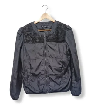 Cortaviento negro con aplicaciones de encaje – EMT – Talla M