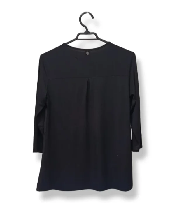 1000004845 (23) Blusa Negra con Cierre – IO – Talla M