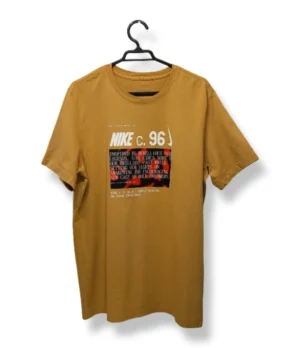 Polera Mostaza Estampada – Nike – Talla M
