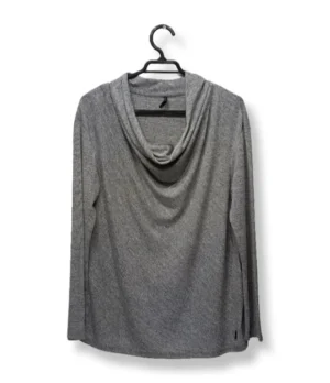 1000004880 (17) Polera Gris Cuello Drapeado Liola – Talla M