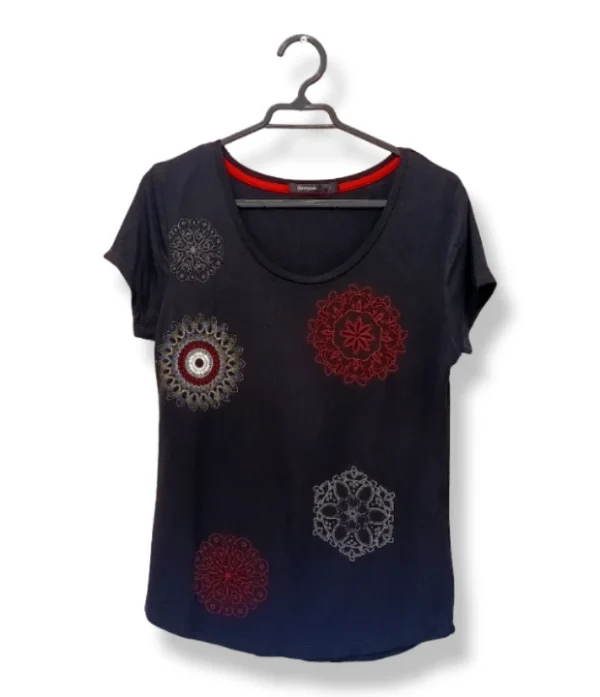 pixelcut-export-1750993629495 Polera Bordados Mandala Desigual – Talla M