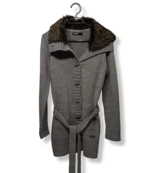 pixelcut-export-1751220086730 Tapado tejido gris tribu – Calidez y estilo casual en una sola prenda