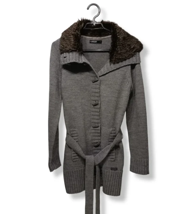 pixelcut-export-1751220086730 Tapado tejido gris tribu – Calidez y estilo casual en una sola prenda