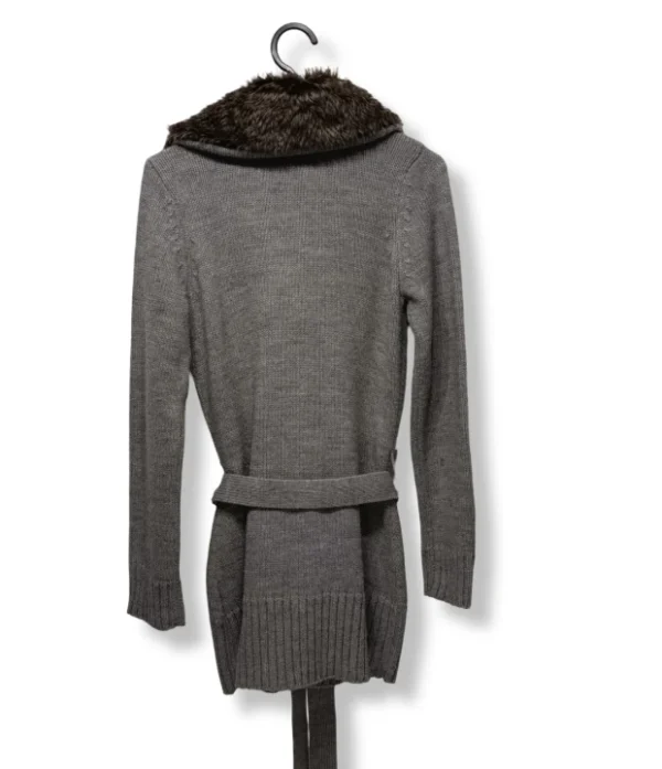 pixelcut-export-1751220122928 Tapado tejido gris tribu – Calidez y estilo casual en una sola prenda