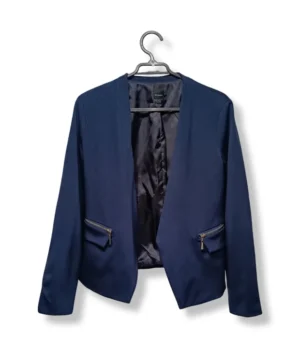 Blazer Studio F azul marino con cierres – Elegancia atemporal con un toque moderno, Talla S