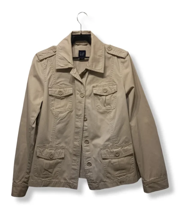 pixelcut-export-1751250100321 Chaqueta Safari GAP – Estilo Aventura y Comodidad