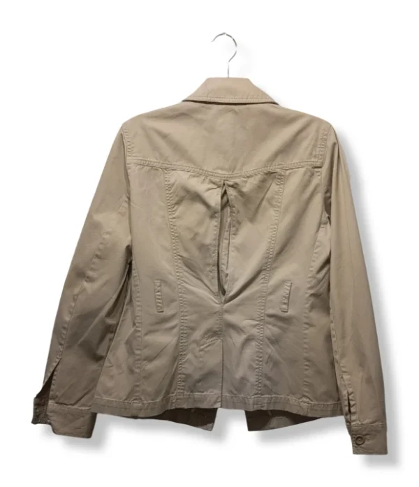 pixelcut-export-1751250185413 Chaqueta Safari GAP – Estilo Aventura y Comodidad
