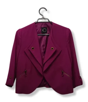 pixelcut-export-1751258929452 Blazer Corto IO – Color Magenta , Talla 38