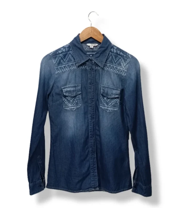 1000014546 (28) Camisa denim azul con bordado geométrico Tally Weijl (Talla 38)