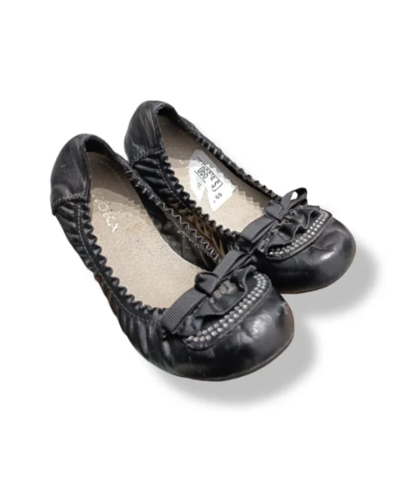 pixelcut-export-1752727063702 Zapatos Negros con Moño y Perlas KOKA – Talla 31