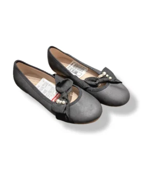 pixelcut-export-1752727609599 Zapatos Zara Niña negras con moño y perlas – Talla 33