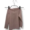 Polera de algodón acanalado color rosa suave, con delicado diseño de ondas en cuello, puños y basta.