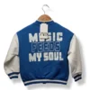 Chaqueta varsity azul con mangas blancas Zara