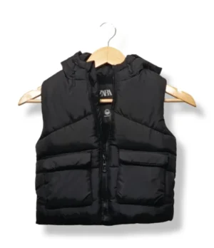 pixelcut-export-1754063594775 Parka sin mangas negra Zara niño, con gorro
