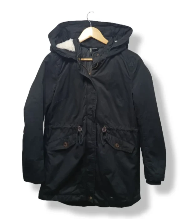 pixelcut-export-1756384110301 Parka negra H&M con gorro