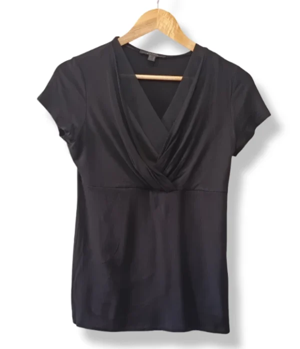 pixelcut-export-1757566899955 Polera negra escote cruzado Esprit S