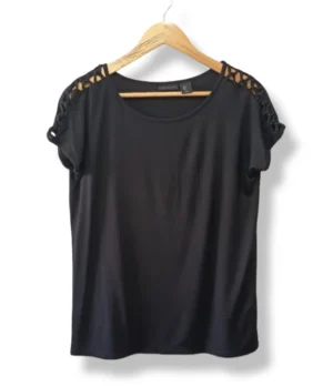 Polera negra con mangas trenzadas TAHARI