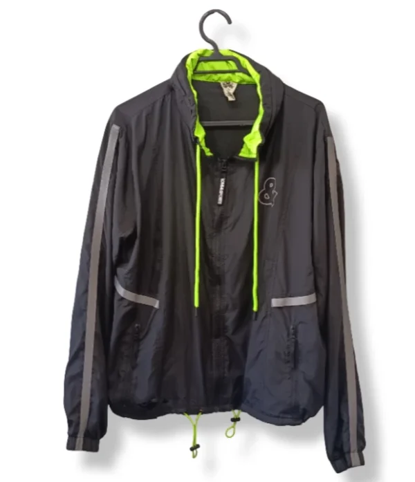 pixelcut-export-1757571828025 Chaqueta cortaviento negra con detalles neón Love Sport