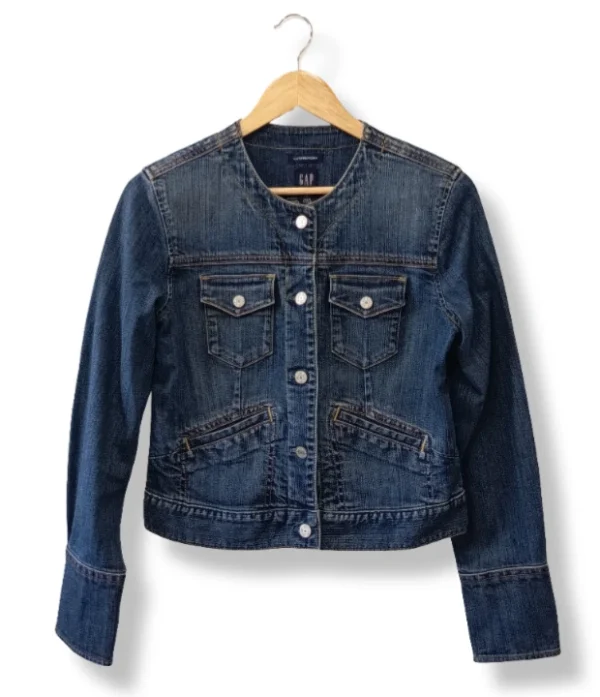 pixelcut-export-1757573653334 Chaqueta denim sin cuello Gap – Talla XS