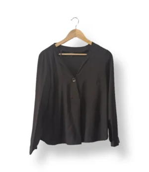Blusa negra con botón frontal IO – Talla M