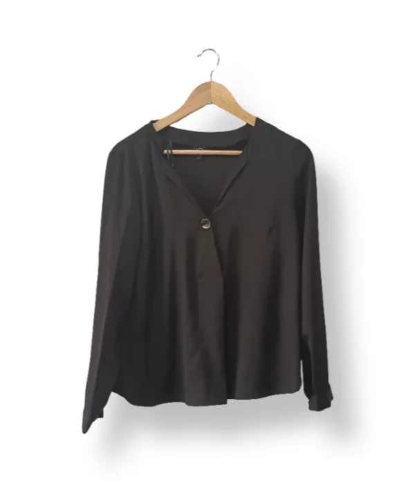 Blusa negra con botón frontal IO – Talla M