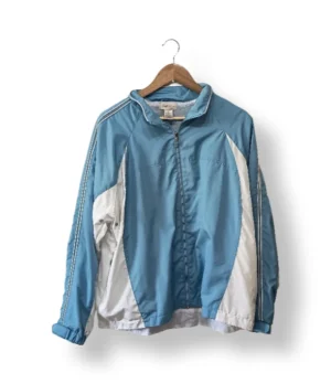 Cortaviento celeste y blanco Studio Works – Talla XL