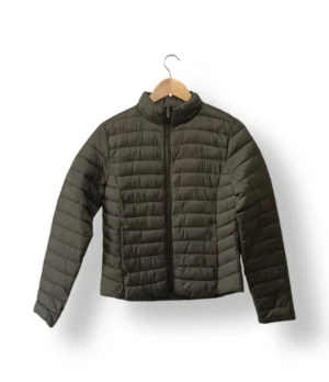 IMG_20251022_180834 Chaqueta acolchada liviana Primark verde oliva (Talla XS)