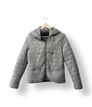 Chaqueta acolchada liviana Reserved gris plata (Talla 40)