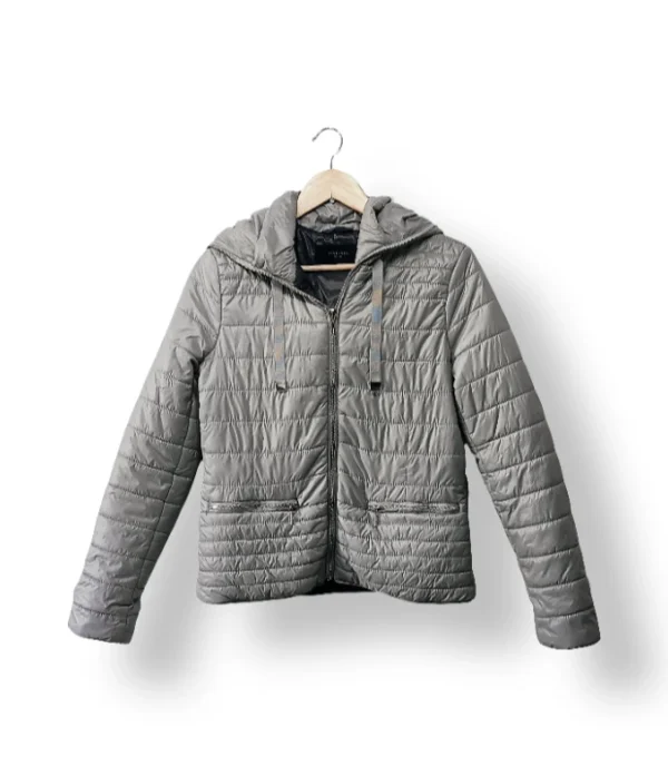 IMG_20251022_181250 Chaqueta acolchada liviana Reserved gris plata (Talla 40)
