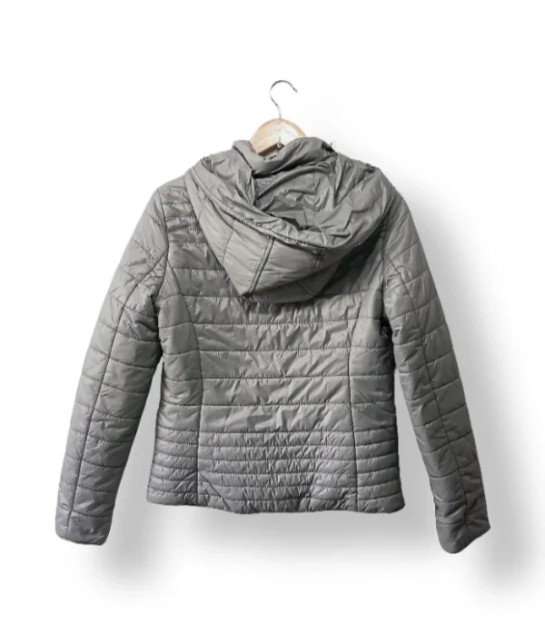 IMG_20251022_181308 Chaqueta acolchada liviana Reserved gris plata (Talla 40)