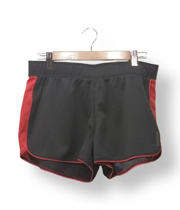 IMG_20251106_191803 Short deportivo negro con franjas rojas Reebok – Talla M