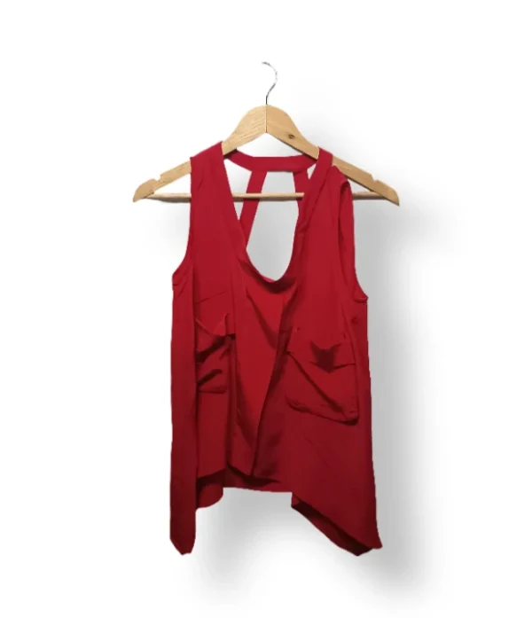 IMG_20251116_215022 Blusa BCBG MaxAzria roja asimétrica con espalda de tiras – Talla XS (da para S)