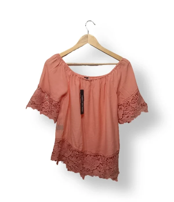 IMG_20251116_215138 Blusa Unique Spectrum hombros descubiertos coral con encaje – Talla S