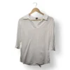 Blusa blanca IO con cuello abierto y mangas 3/4 – Talla M