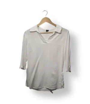 Blusa blanca IO con cuello abierto y mangas 3/4 – Talla M
