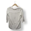 Blusa blanca IO con cuello abierto y mangas 3/4 – Talla M
