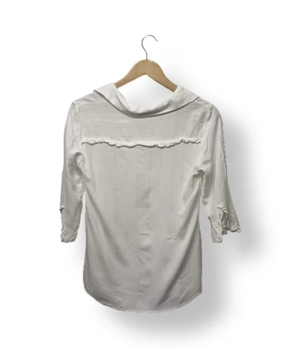 Blusa blanca IO con cuello abierto y mangas 3/4 – Talla M