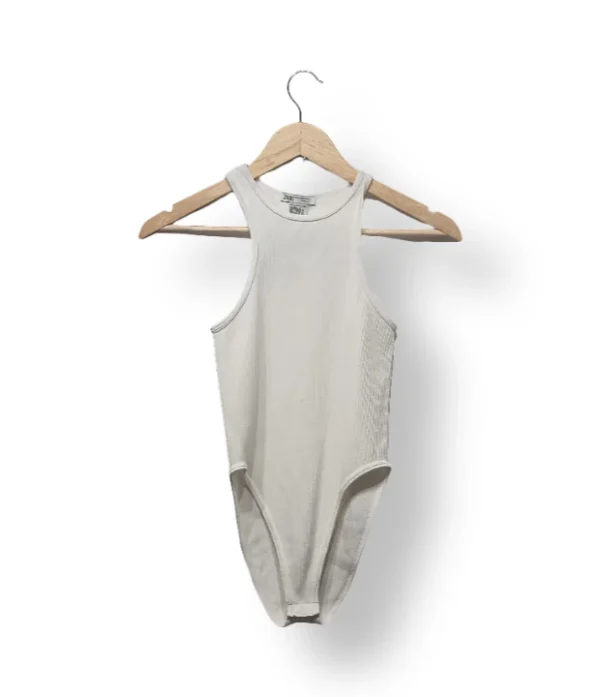 IMG_20251116_221527 (1) Body ZARA blanco acanalado cuello halter – Talla S