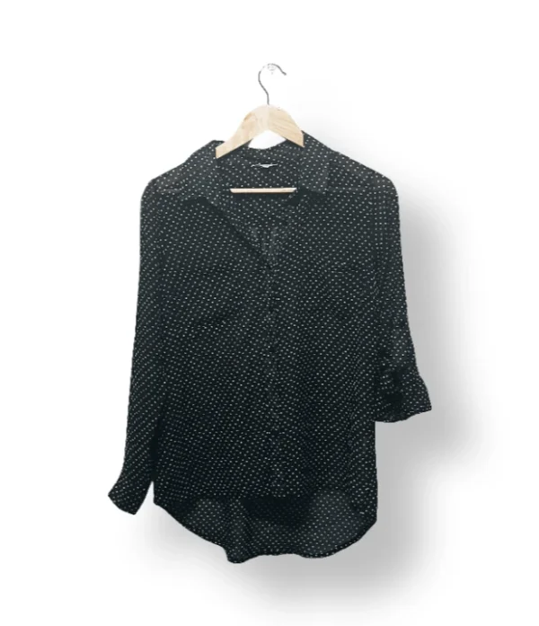 IMG_20251116_223240 (1) Blusa negra Index con lunares blancos – Talla M
