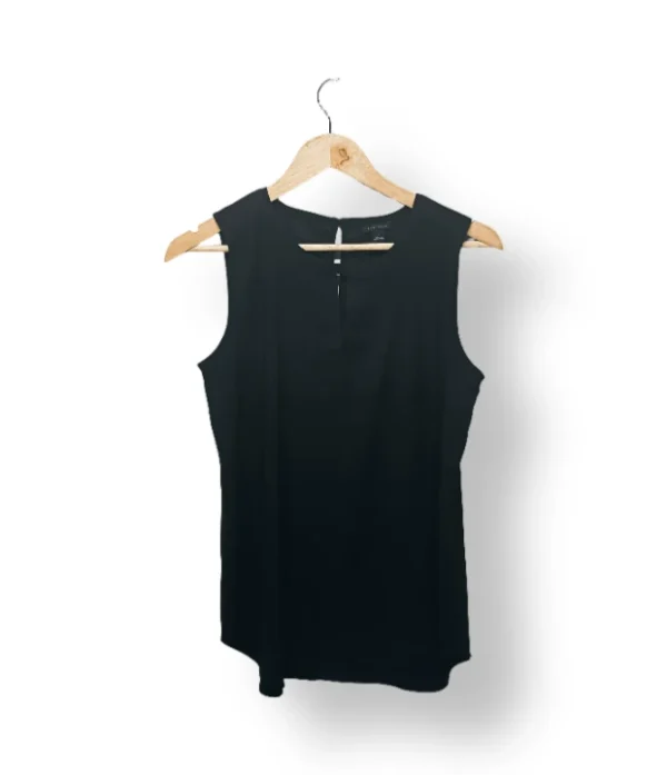 IMG_20251116_223551 Blusa negra Ann Taylor con aplicaciones florales – Talla S