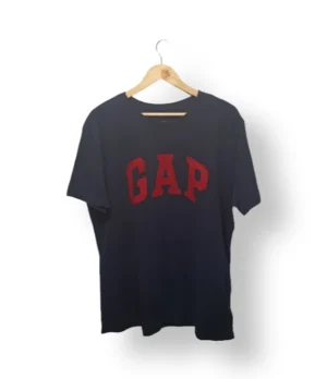 IMG_20251116_230246 Polera GAP Azul Marino con Logo Rojo – Talla L