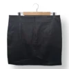 1000047002 (1) Falda negra efecto cuero Shein, talla XL (44 cm)