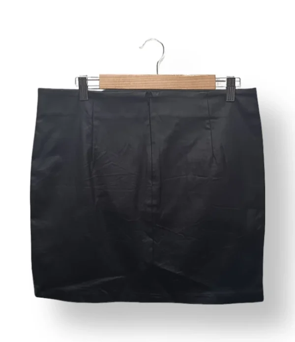 1000047002 (1) Falda negra efecto cuero Shein, talla XL (44 cm)