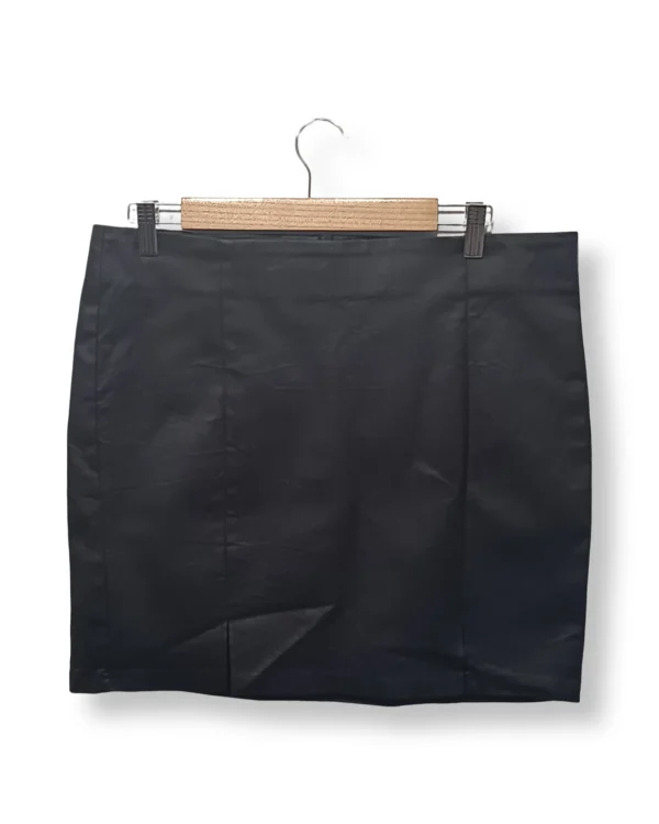 1000047003 Falda negra efecto cuero Shein, talla XL (44 cm)
