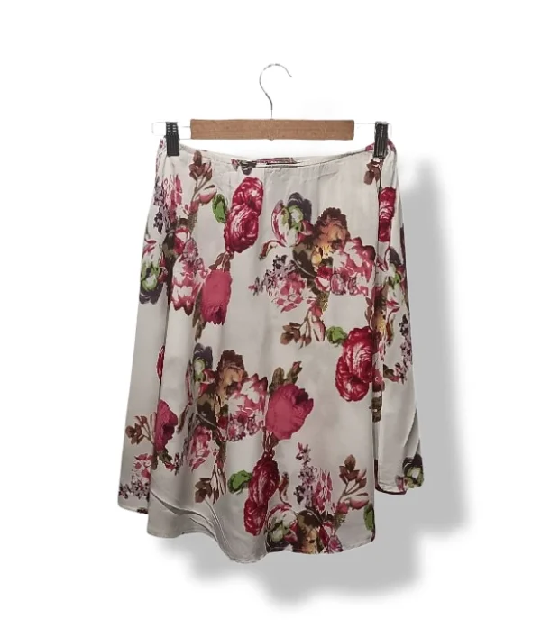 Falda floral  Bebe, corte fluido