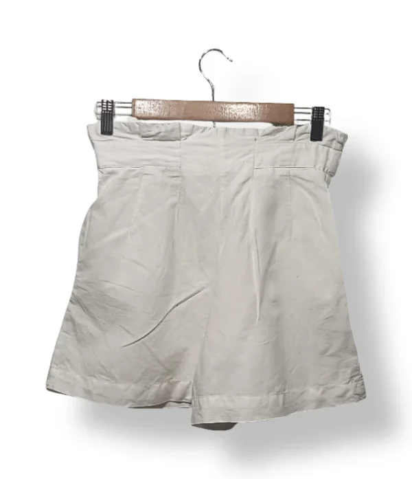 Short H&M blanco de tiro alto con botones decorativos, talla 36