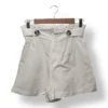 Short H&M blanco de tiro alto con botones decorativos, talla 36