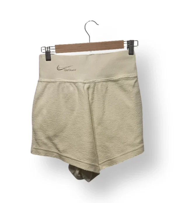 1000047030 Short deportivo NIKE color crema de tiro alto, talla XS