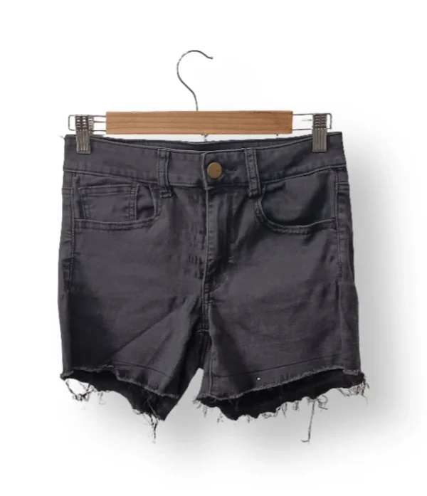 IMG_20251201_132302 Shorts denim negro deshilachado American Eagle – Talla 36/38